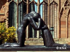 Bronzestatue vor Kathedrale in Coventry